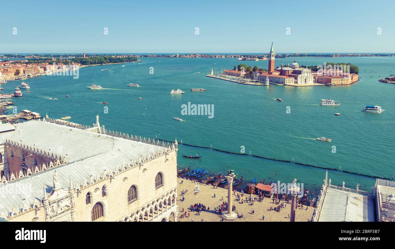Luftaufnahme von Venedig, Italien. Markusplatz oder Markusplatz`s mit Dogenpalast und`s Meer. Insel San Giorgio Maggiore in der Stockfoto